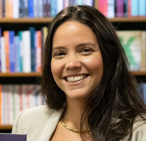 Headshot of Giovana Carneiro.